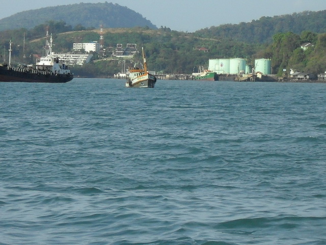 ออกจากท่าเรือในเมืองภูเก็ต 7 โมงเช้