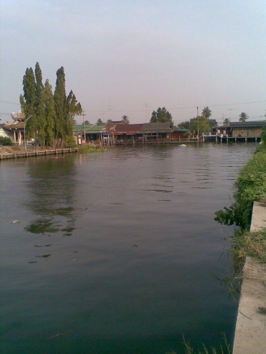 พอเรือวิ่งแล้ว น้ำจากนิ่งๆ ก็เป็นคลื่นเลยครับ อิ อิ :grin:
 :cool:
 :cool:
 :cool:
 :cool:
 :co