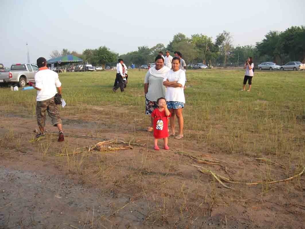 สมาชิกครอบครัวหรรษามายืนรอส่งกำลั