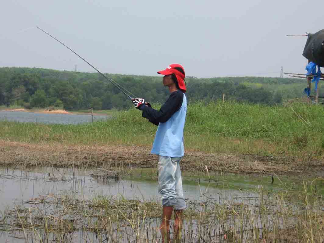 นั่งในเรือไม่ลงครับมันต้องมาลุยน้