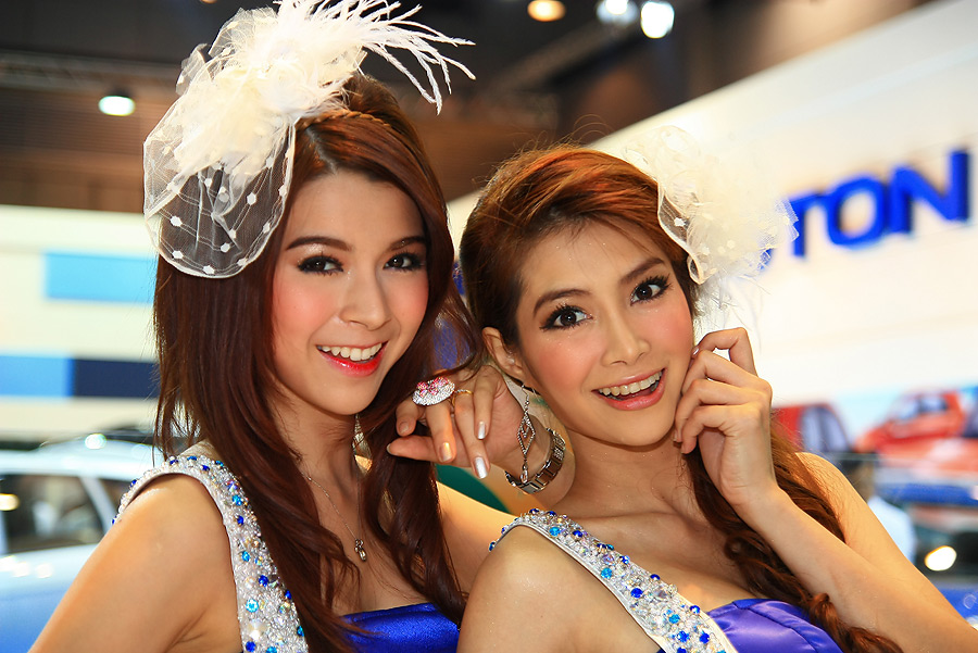 เดินตัวลอย ๆ นะ วันนี้อ้ะ
 :smile: :smile: