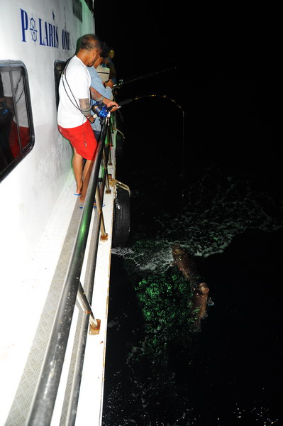 ไปเลยครับไปเอาขึ้นท้ายเรือ