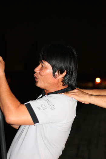 เอ จะผลักหรือจะช่วยครับเนี้ย  :laughing: :laughing: :laughing: :laughing: :laughing: :laughing: