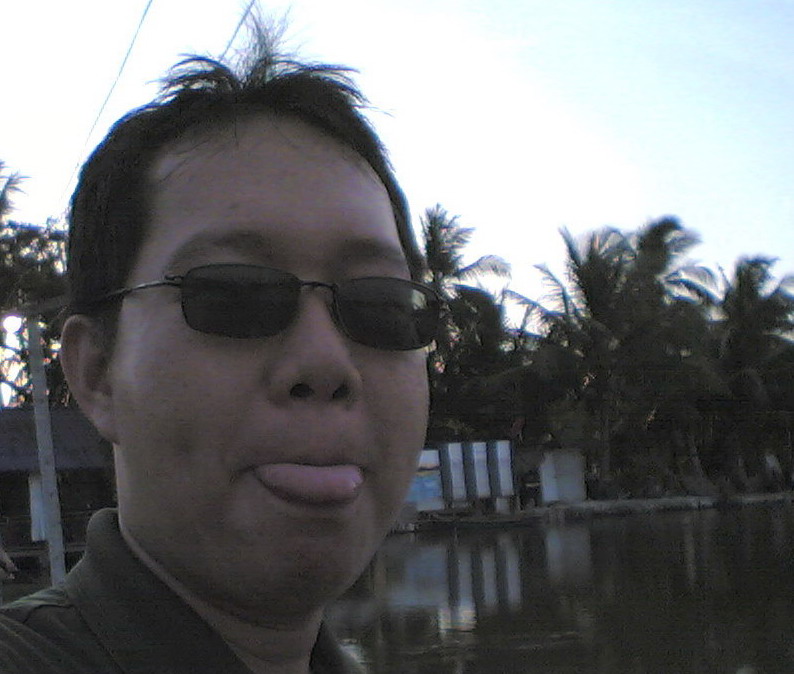 วันนี้ บ่อปลาช่อน ตอนเย็น 6 โมงแล้ว  มีผม "บ้า" มาตกปลาอยู่คนเดียว  :laughing: :laughing: :laughin