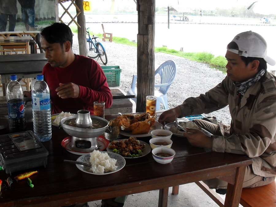  :umh: :umh: :umh:

หลังจากเพื่อนๆ รอดแห้วกันแล้วก็คงสบายใจอ่ะครับ กินข้าวได้แล้ว 555+++....ตอนแรก