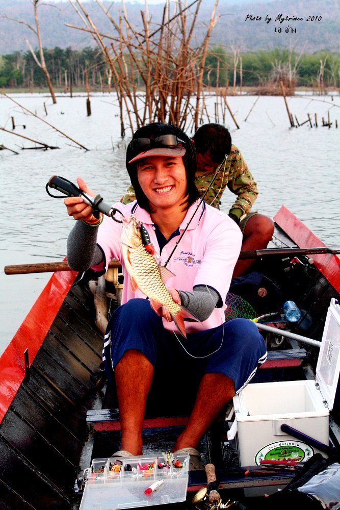หยิบเหยื่อดำลึกของ HALCO ขึ้นมาตี ไม้แรกก็โดนเลย :grin:
___________________________________________