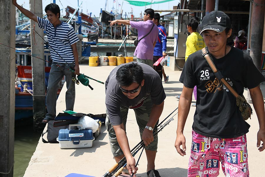 ขนของลงเรือ  :cheer: :cheer: