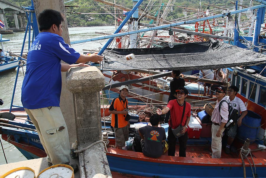 เค้าเอาของลงเรือกัน กรรมการคนนี้ เอาของขึ้นจากเรือ  :ohh: :ohh: :grin:
