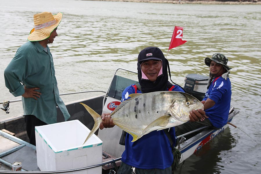 ระหว่างที่รอเรือเข้าก็ถ่ายรูปกับปลาไปพลางๆ  :laughing: