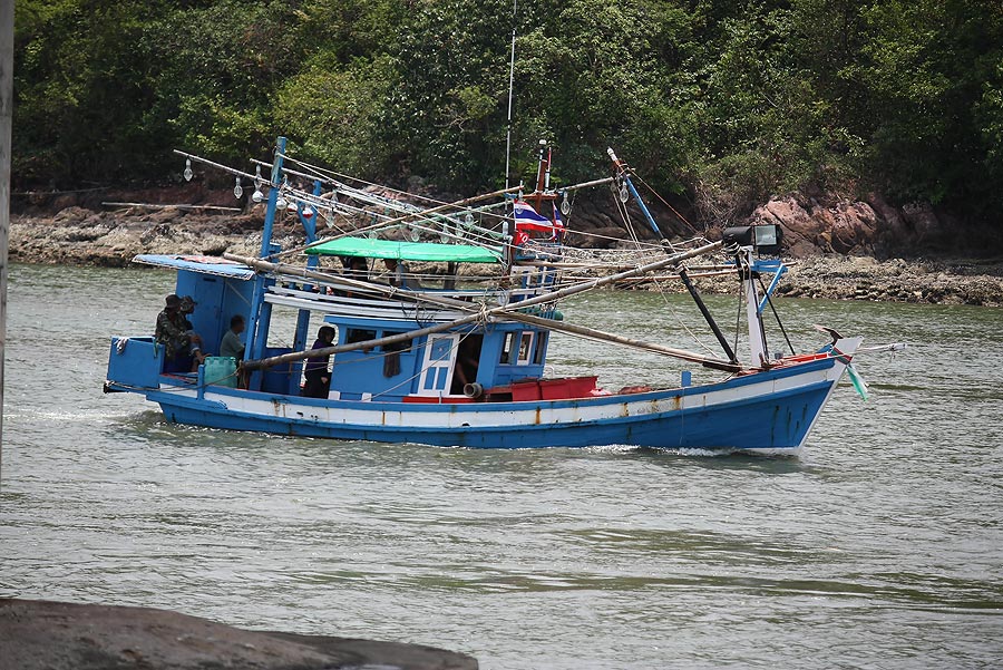 เรือลำแรกก็เดินทางเข้ามาถึงแล้วครับ  :cheer: :cheer: