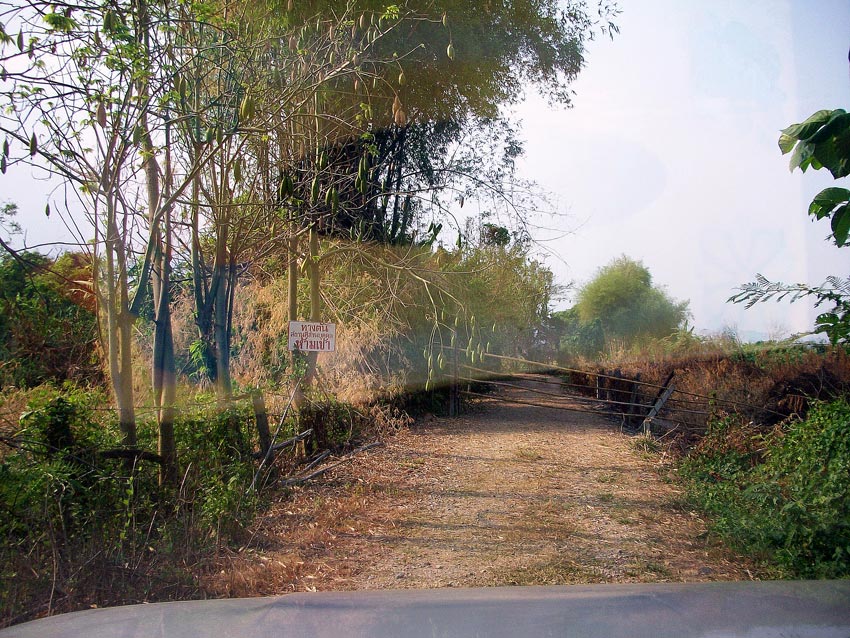 
       ขับอีกนิด    เจอป้าย       ทำสะท้าน
  ที่เข้ามา           มันซอยตัน   บ้าจริงหนอ
  เจ้าไม