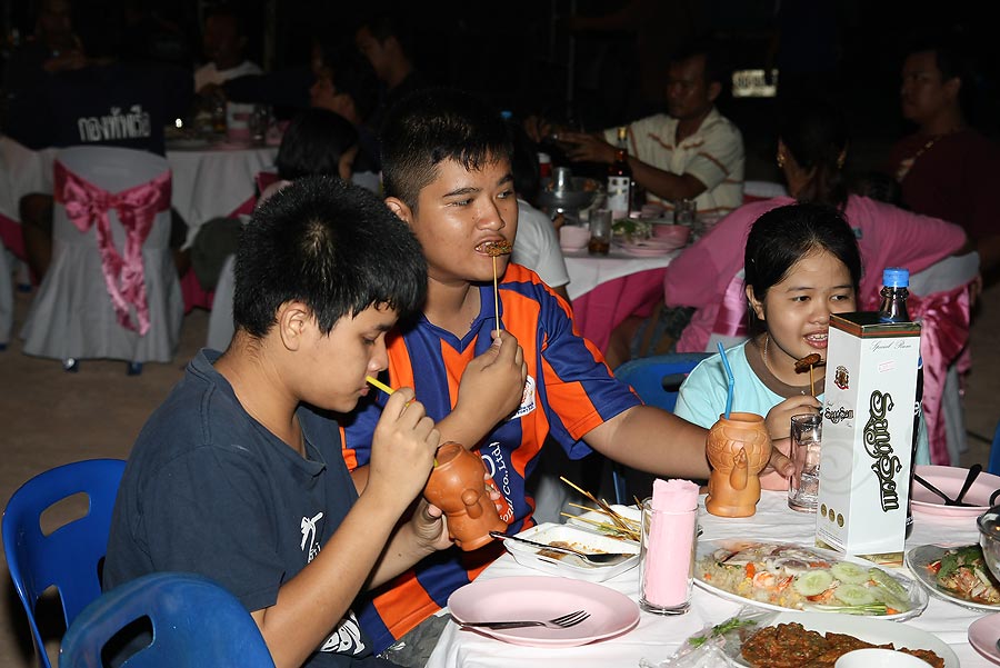 ลูกใครหว่า  :grin: