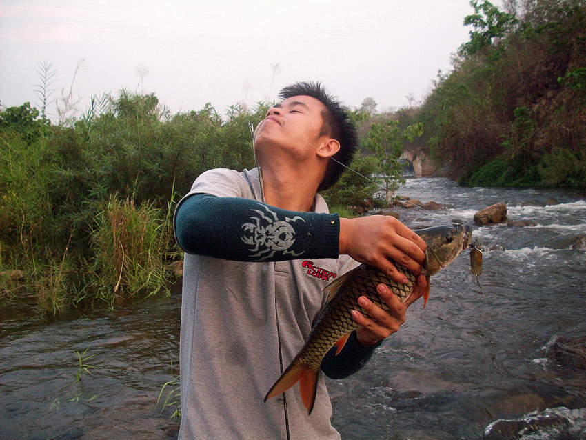 
       เค้าคนอื่น   คาบคัน   มันซ้ำซาก
  นายไมค์ใช้      ฝีปาก      คาบที่สาย
  บอกว่าท่า       