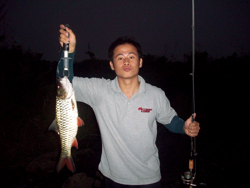 
       รีบจับปลา   ขึ้นมา         จัดท่วงท่า
  นายไมค์ว่า      ปลาใหญ่    ไม่สับสน
  ไม่ต้องคิด 