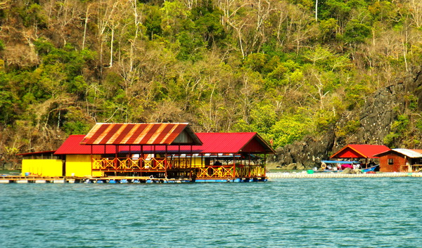 ร้านอาหารซีฟู๊ดครับ ใครจะมาทานที่นี่ต้อง นั่งเรือมา ราคาน่ารักๆ :laughing: :laughing: