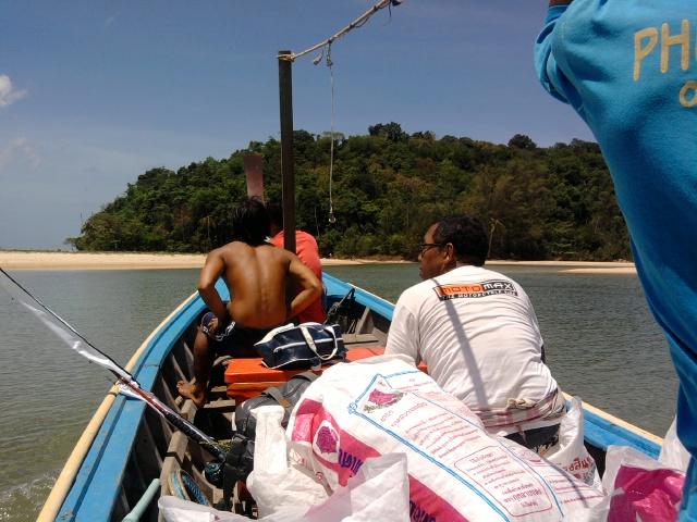 ลงเรือเล็กไปหาเรือใหญ่ครับ :cool: :cool: :cool: