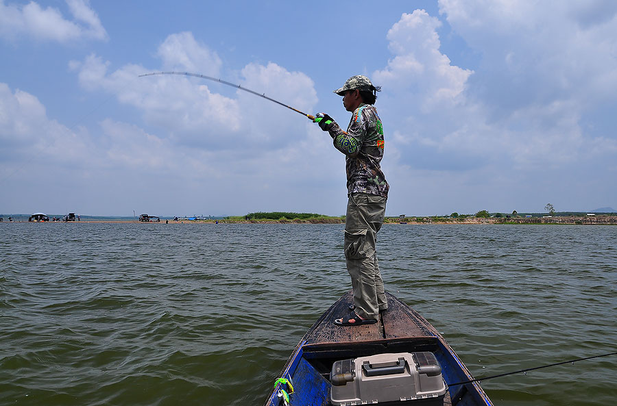 กรอเหยื่อมาจะถึงเรือคันโค้งวูบ  น้าตุ๋ยวัดสวน :laughing: