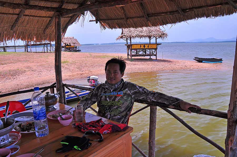 น้าตุ๋ย  คว้ากล้องไปถ่ายให้ผมมั่ง :grin: