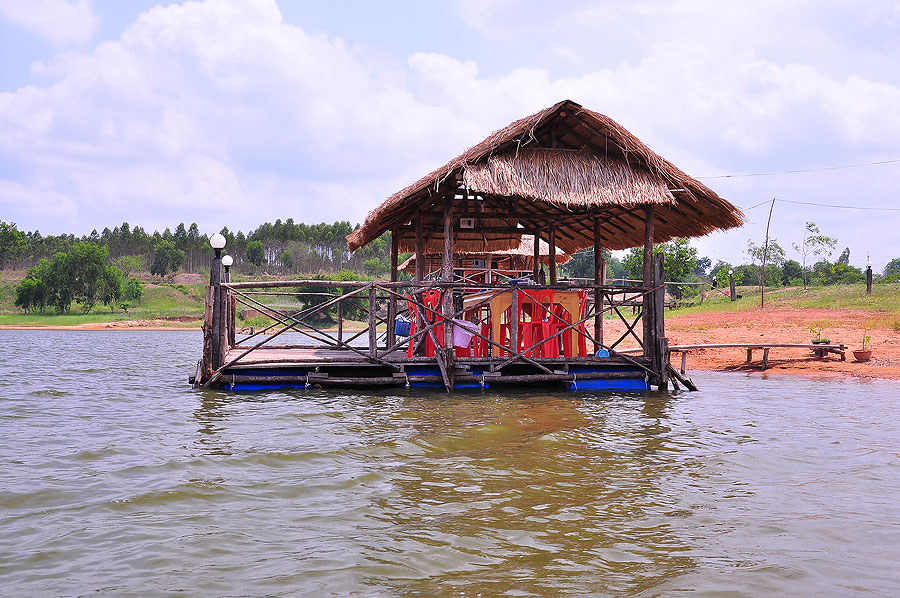 เรือนแพที่มาพักทานข้าว :grin: