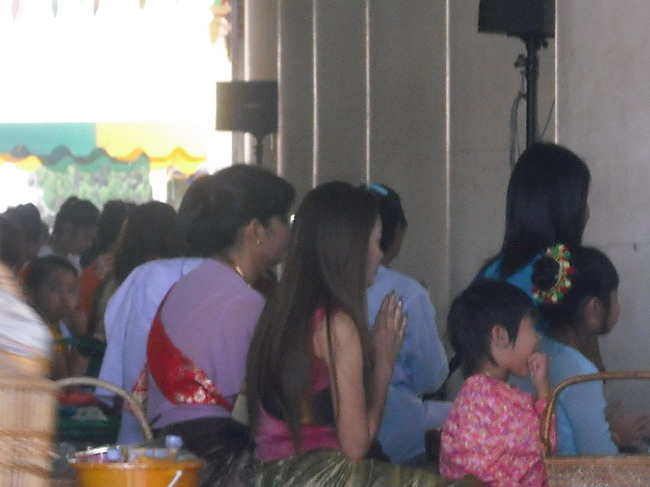 สาวมอญคนนี้ ................... มองไกล ๆ น่าจะสวยแต่ถ่ายได้แค่ข้างหลัง  :sad: :sad: :sad: