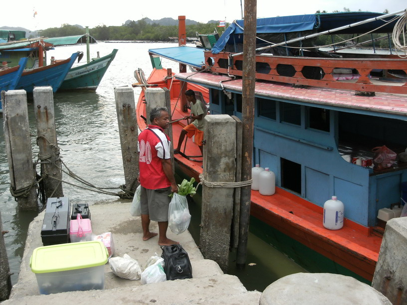 ซื้อกับข้าวเรียบร้อยตรงไปท่าเรือเลย ไต๋หลีมารออยู่แล้ว



