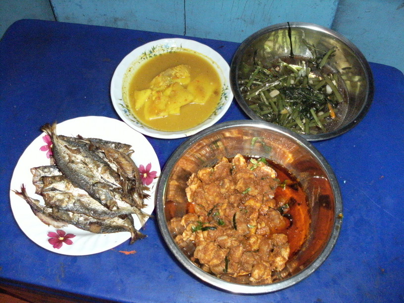 อาหารมื้อแรกบนเรือ


