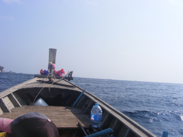 เรือของพวกเราเป็นลำสุดท้ายที่ออกจากเกาะนุ้ยครับ
ลำอื่น ๆ กลับกันหมดแล้ว :smile: :smile: :smile: