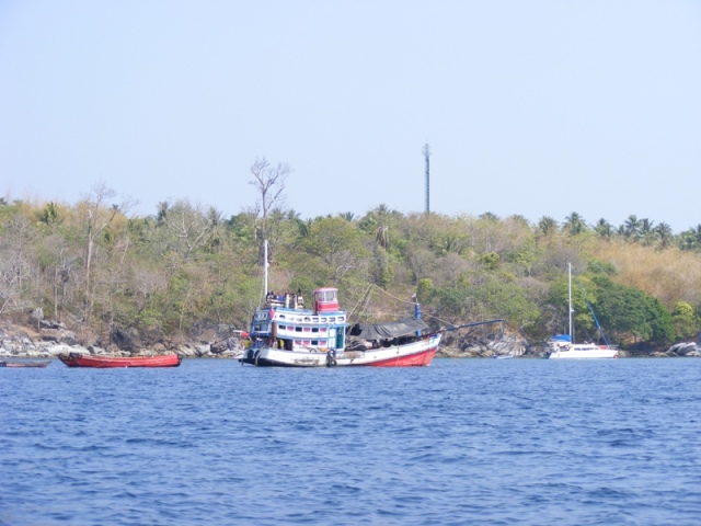 พอมาถึงจุดจอดเรือข้างเกาะราชา ก็ได้เห็นเรือประมงอวน
ลำที่คุ้นเคย เมื่อตอนไปลองเรือ PVC. ที่หน้ากะตะ