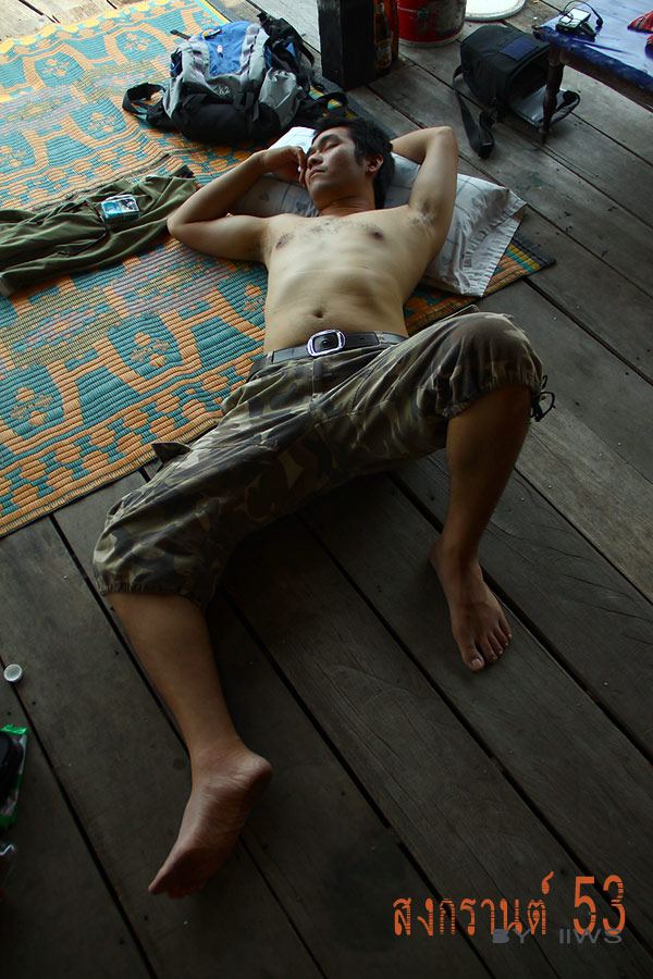 


นั่งบ่นซะยืดยาว หันกลับมาดู พ่อหนุ่มจากเมืองหลวง 

อ้าว....ไปซะแล้ว






 :laughing: