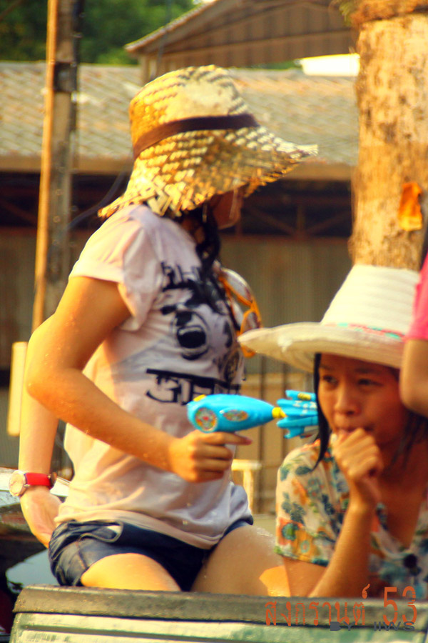



ลากันด้วยรูปนี้แล้วกันนะครับ

สงกรานต์เชียงใหม่ ในปีที่ประเทศชาติ มีเหตุการณ์วุ่นวายโกลาหล