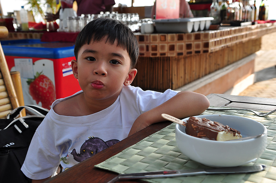 เดินเล่นซักแป๊บนึงลูกชายบ่นอยากกินไอศครีมวอลล์   โดนแม็กนั่มกดไปซ่ะ 75 บาท  กำ..................... 