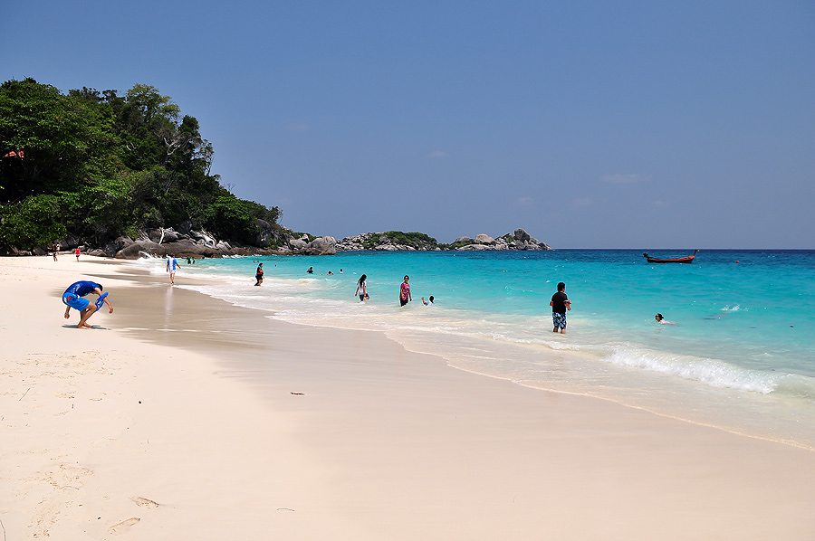 ชายหาดที่เกาะสี่  (ทีทำการอุทยานฯ)  น้ำทะเลใส  ทรายละเอียดเป็นแป้งเลยคับ  :love: :love: