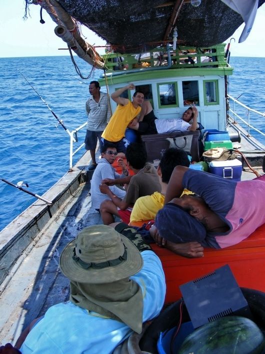 อากาศร้อนท้ายเรืออยู่ไม่ไหวแล้วครับ  หัวเรือยังลงสายหน้าดินทิ้งไว้  