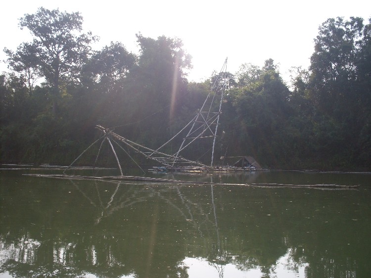 เรือนแพอะไรหว่าอยู่ในแม่น้ำมูล..........