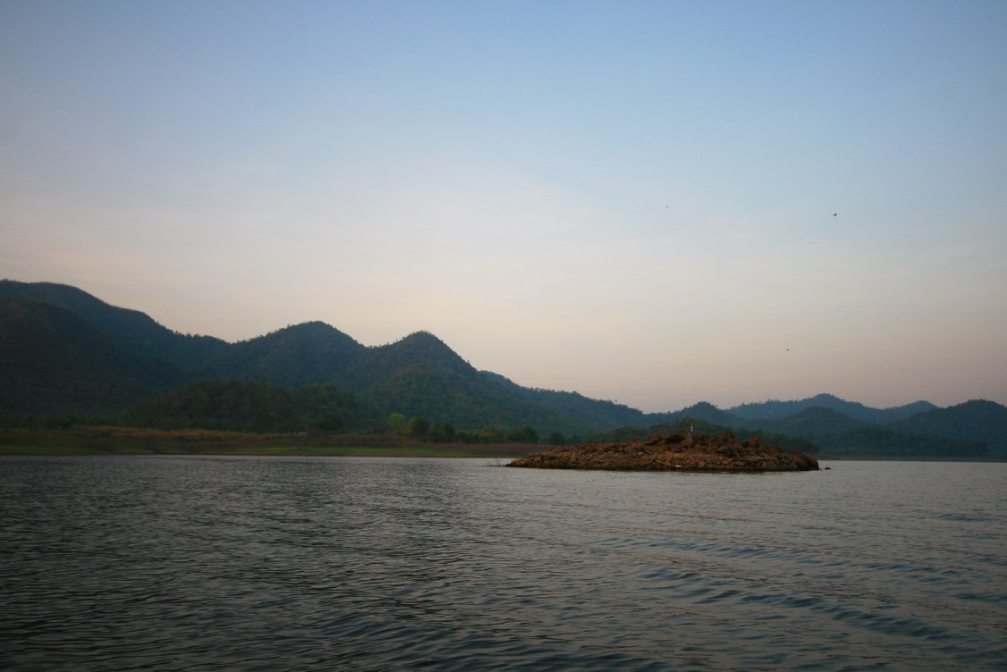 นั่งเรือมาไม่ถึง 10 นาที  ก็มาถึงหมาย