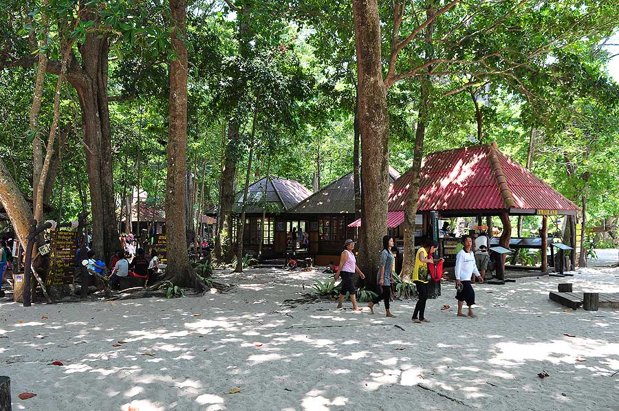 ขึ้นมาบนเกาะสี่  เป็นร้านอาหารและมีที่พักด้วยคับ  เสียดายที่พักถูกจองเต็มแล้ว  ไม่งั้นจะนอนซักคืน  :