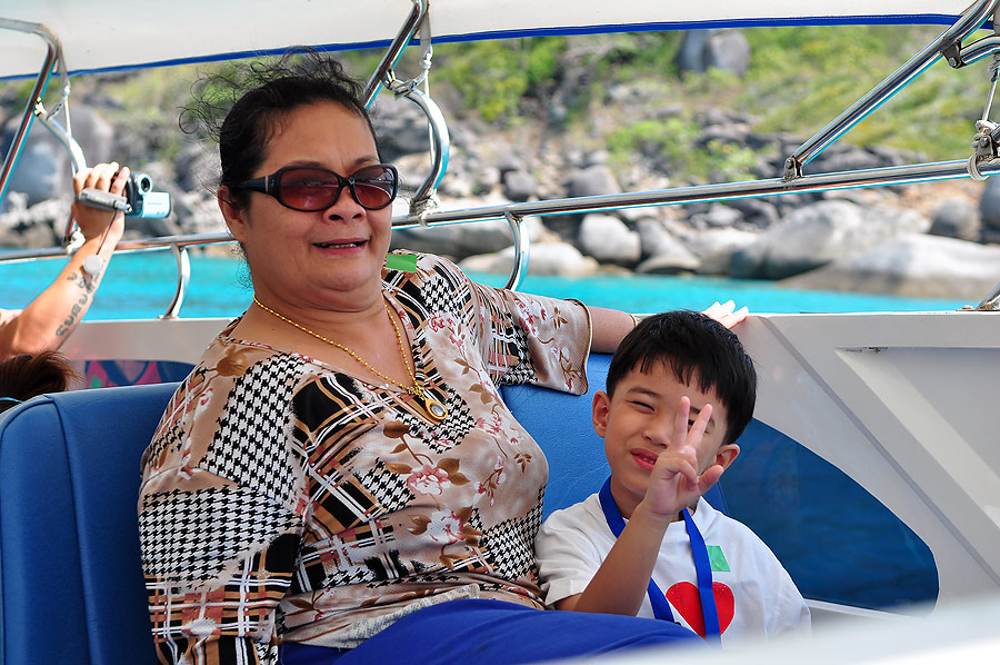 ย่า  หลาน  คู่นี้ติดกันเหลือเกิน   :love: