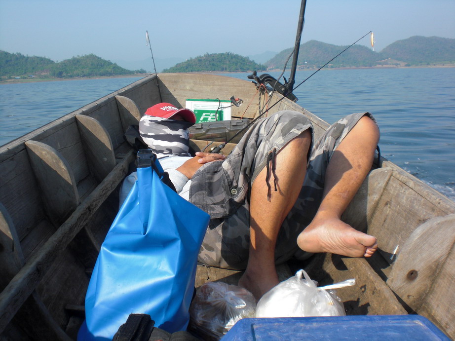 ย้ายหมายไปแต่ละที  วิ่งเรือกัน 10 - 15 นาทีขึ้นไป  ป๋าอ๊อด  ได้โอกาส  เอนหลัง ซะงั้น  :grin: :grin: 