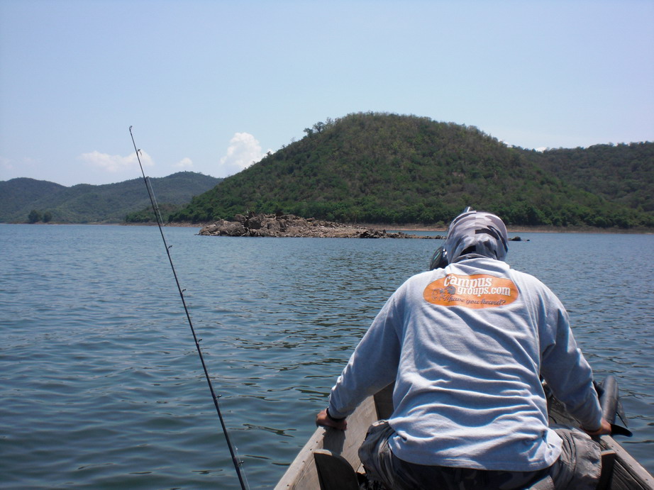นั่งเรือยาวเลยครับ  ประมาณ 20 นาที  ก็มาถึง "เกาะหิน..."  หมายแรกสุด แล้วครับ   :smile: :smile: :s