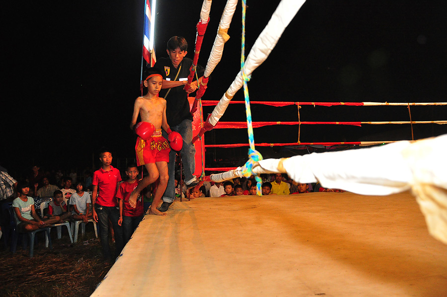 ฝ่ายแดงขึ้นเวทีอย่างสุขุมเลยครับ :grin: :grin: