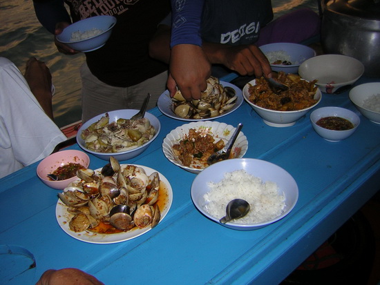 ++++ กับข้าวมื้อแรกของพวกเรา ++++

  :umh: :umh: :um