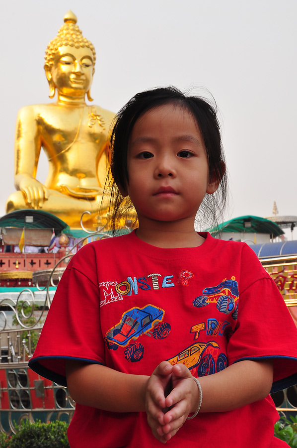 พระอยู่ทางโน้นแตงโมเอ๋ย แหม........ลูกสาวผมขอถ่ายรูปคู่กับพระอ่ะ จัดให้หน่อย :grin: :grin: :grin: