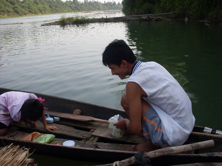 หันกลับมาอีกที บักแปกับลูกสาวทำไรกันไม่รู้ในเรือ ได้ยินแต่ หนูจับไม่ได้กลัวเงี่ยงปลากด :laughing: :l