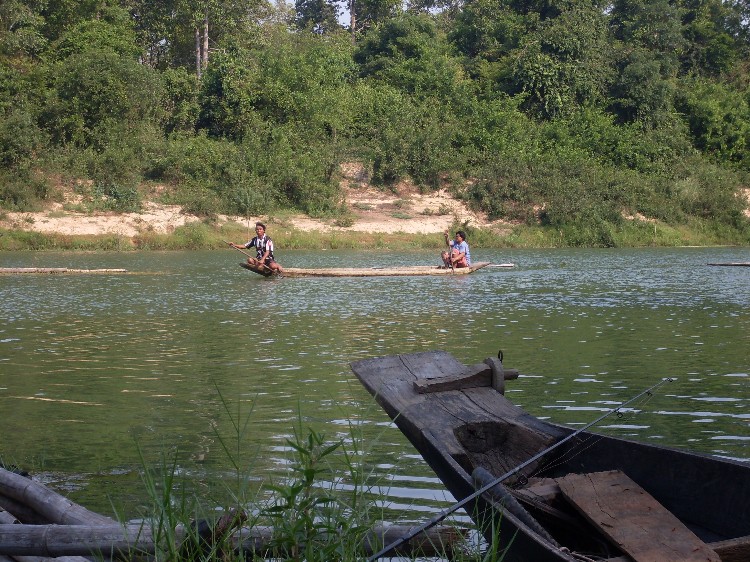 และแล้วขณะที่จับปลากันสนุกอยู่นั้นก็มีเรือลำหนึ่งพายเข้ามา แล้วตะโกนมาว่า

... [b]ฮ่วยๆ เจ้าเป็นไผ