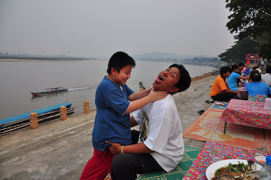 ป๊าทำไมไม่ยกซะทีล่ะ :mad: :mad: :mad:
ยกแล้วมานไม่ขึ้นอ่ะลูก :grin: :grin: :grin:
ป๊าไม่รักสตางค์เ