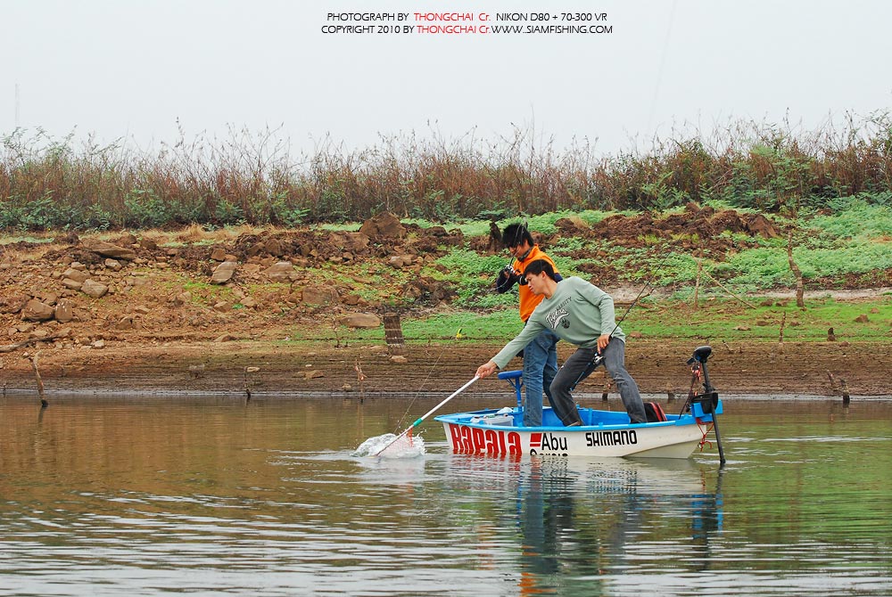 เรือจอดอยู่ที่เดิมนะครับ

เลยได้ภาพมามุมเดียว ซ้ำๆกัน :smile: :smile: :cheer: :cheer: