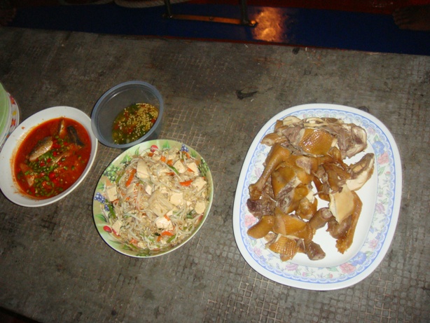 อาหารมื้อแรก บนเรือ  น่ากินป่ะครับ ฝีมือไต๋ :cheer: