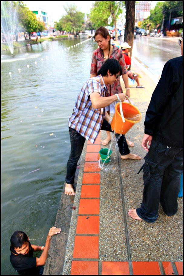 ป๊าด........รีปตักน้ำก่อน   น้ำหมด..อด...