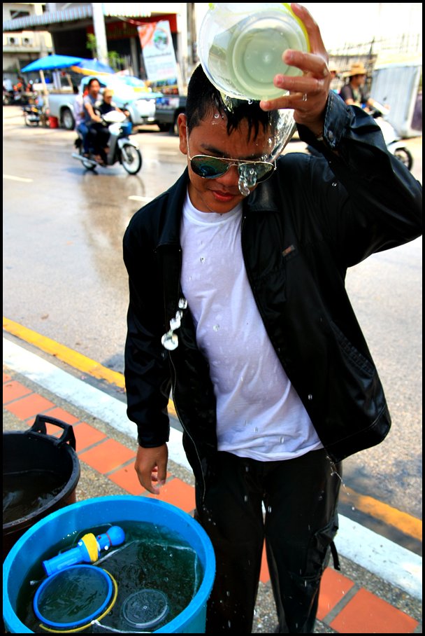 ไม่มีใครสาดน้ำเลย......อะ เล่นเอง