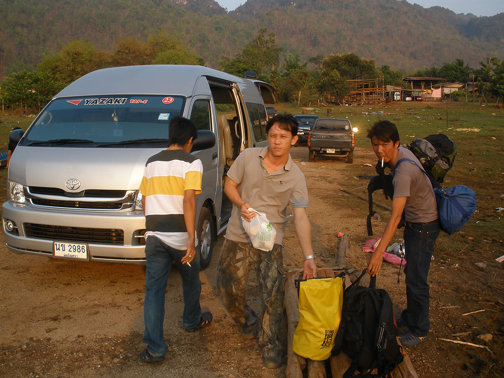 เพื่อนสมาชิกเตรียมของลงเรือ  เราต้องวิ่งเรือไปอีก 1 นาที เพื่อเข้าแพ 